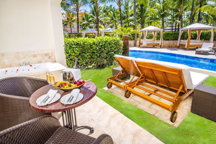 Terraza con acceso a la piscina de una junior suite Colonial Club swim up