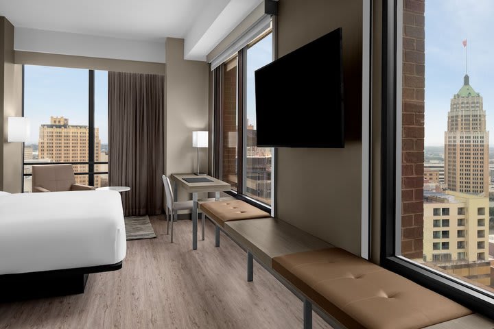 Room, 1 King Bed, City View (Hearing Accessible)