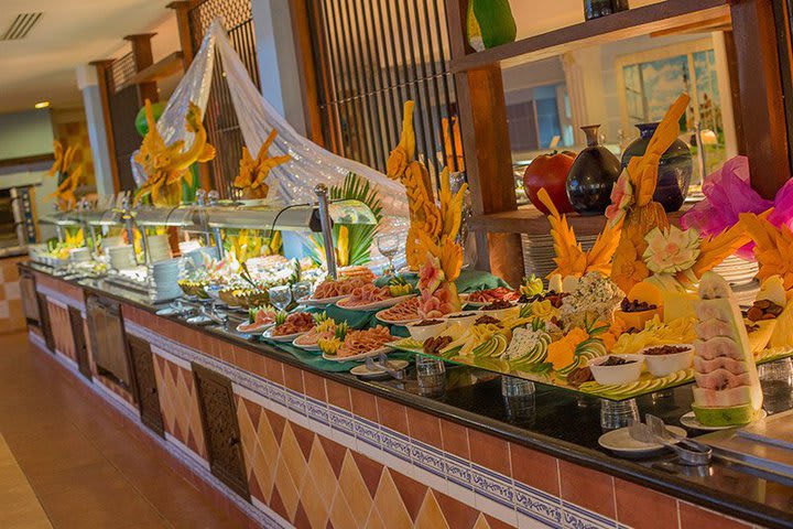 Barra de comida en uno de los restaurantes