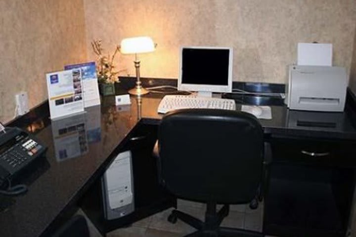 Comfort Inn Meadowvale has a business center