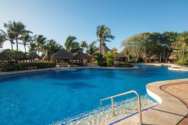 Piscina con camas para tomar el sol