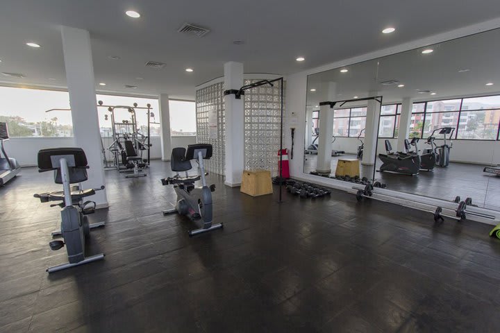 Gimnasio equipado con equipo cardiovascular