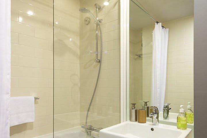 Baño de un departamento del Citadines Prestige