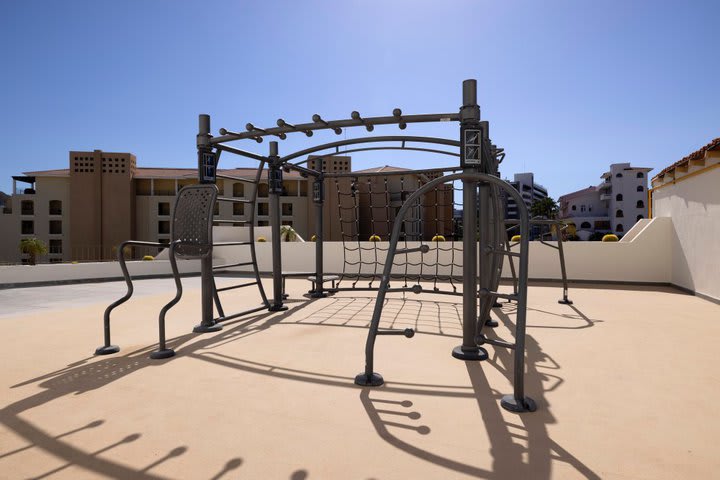 Outdoor fitness center