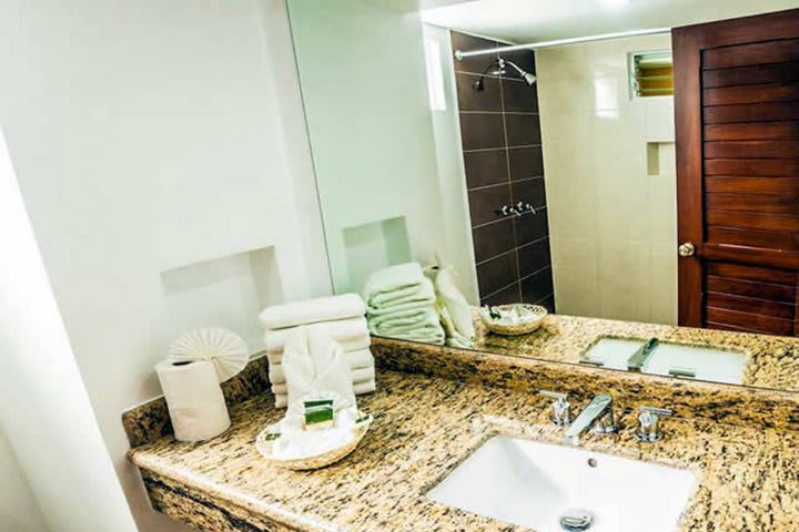 Baño de huéspedes