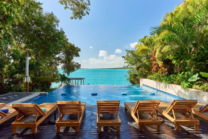 Sitting area in front of the pool