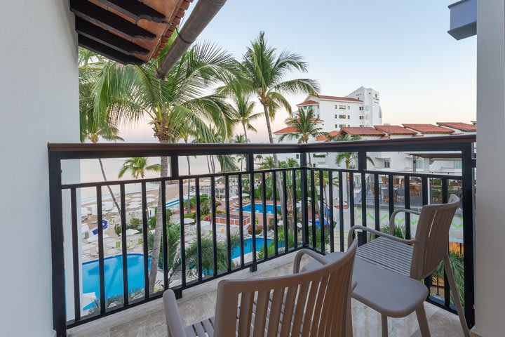 Balcón en una habitación de lujo con vista al mar