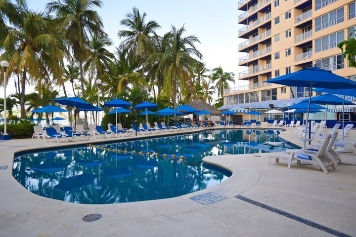 Camas de playa plegables en la piscina