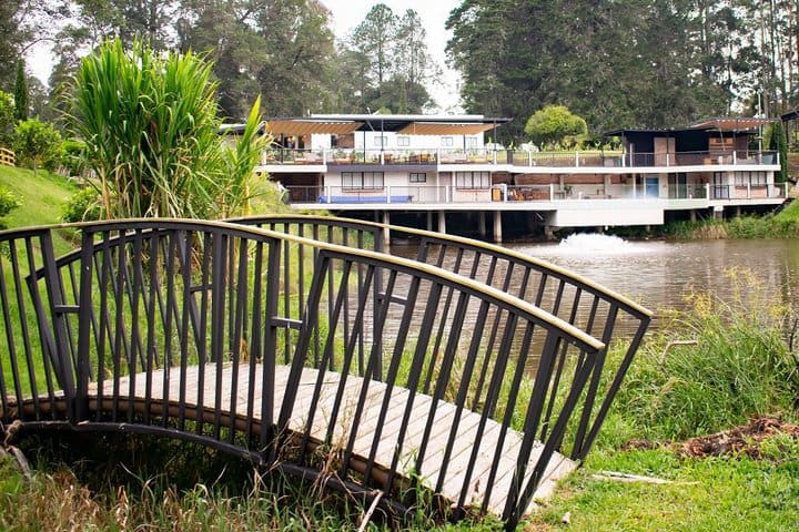 Hotel frente al lago