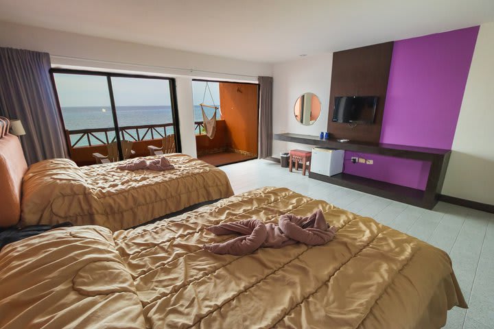 Habitación con dos camas y vista al mar