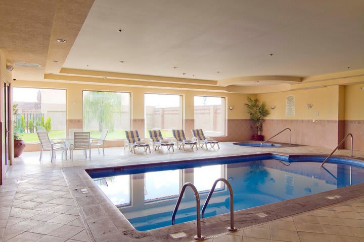 The pool at the Courtyard San Luis Potosi hotel overlooks the garden