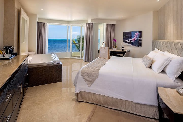 Superior Honeymoon Suite Ocean Front - King Size Bed