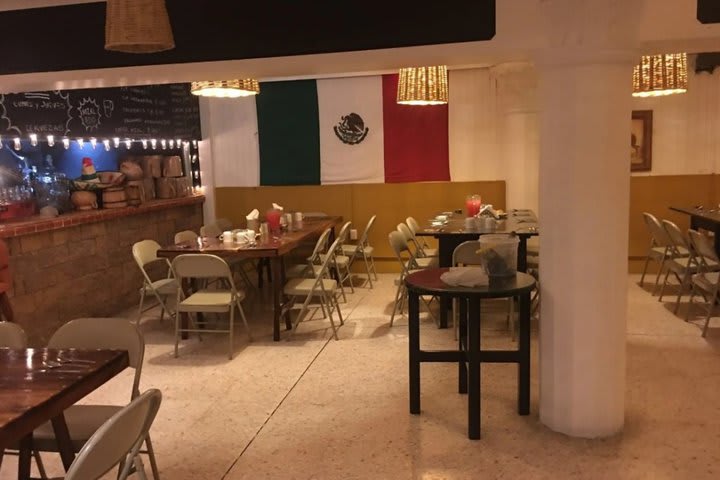 El restaurante sirve comida mexicana