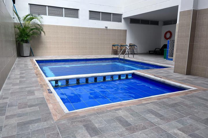 La piscina tiene área para niños