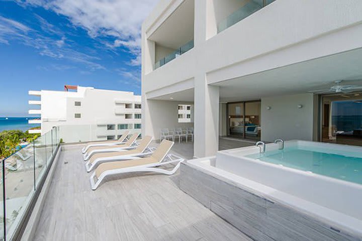 Terrace with a pool of a presidential suite