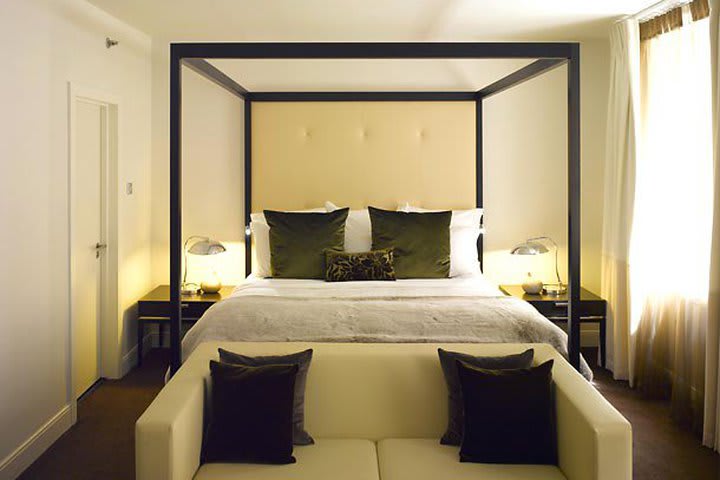 Superior guest room at the London Marriott Hotel Grosvenor Square