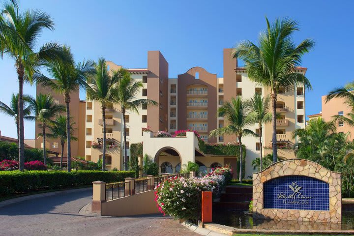 Entrada del resort