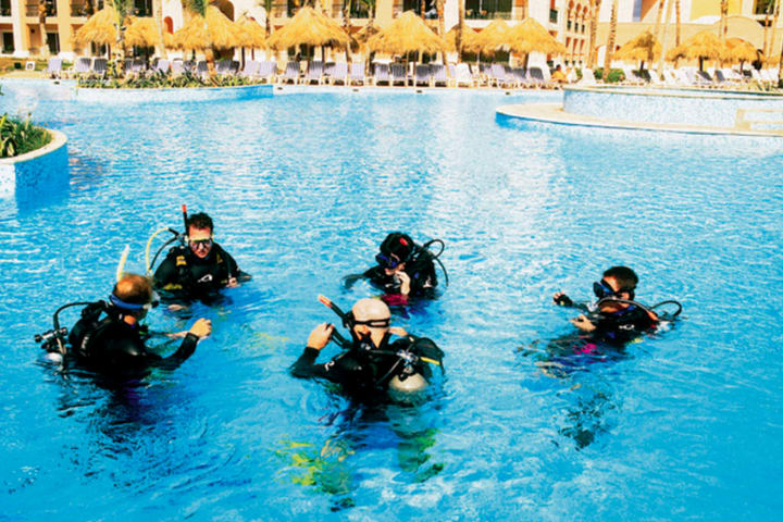 Se realiza una clase introductoria de buceo en la piscina