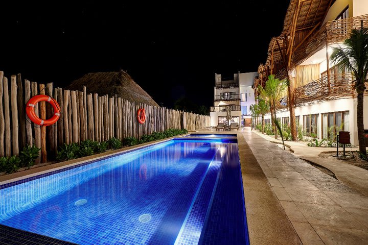 Vista nocturna de la piscina