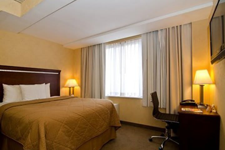 Guest room at the Comfort Inn Manhattan Bridge in New York