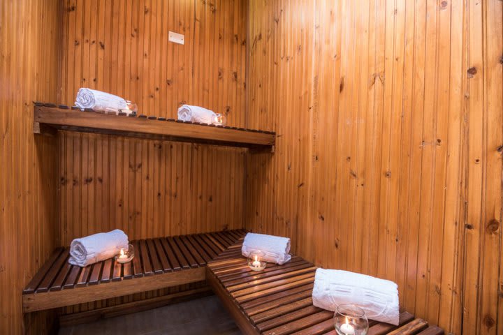 Hay una zona húmeda con sauna