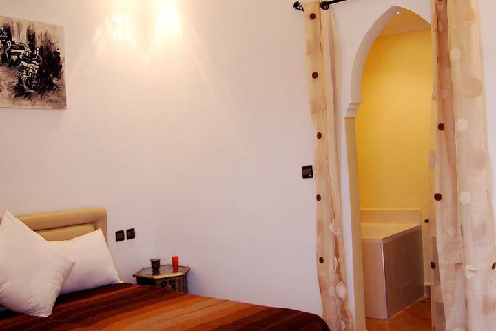 Some guest rooms at the Riad Hannah hotel have a private bath with tub