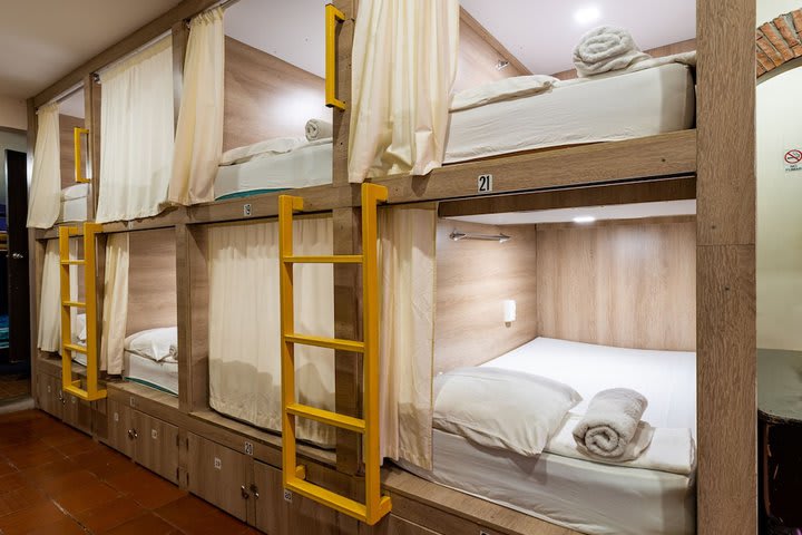 Dormitorio compartido económico, dormitorio mixto