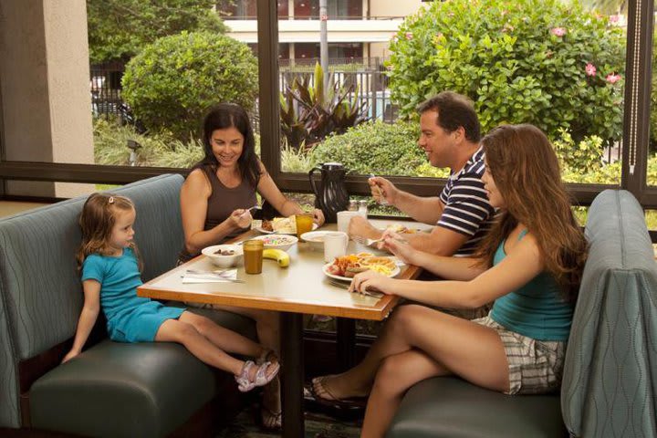 El restaurante abre para desayunos y cenas