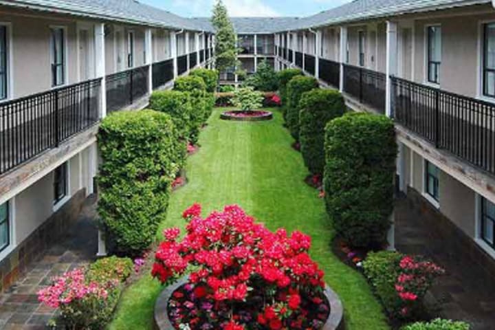 Patio interior del hotel Days Inn - Vancouver Metro