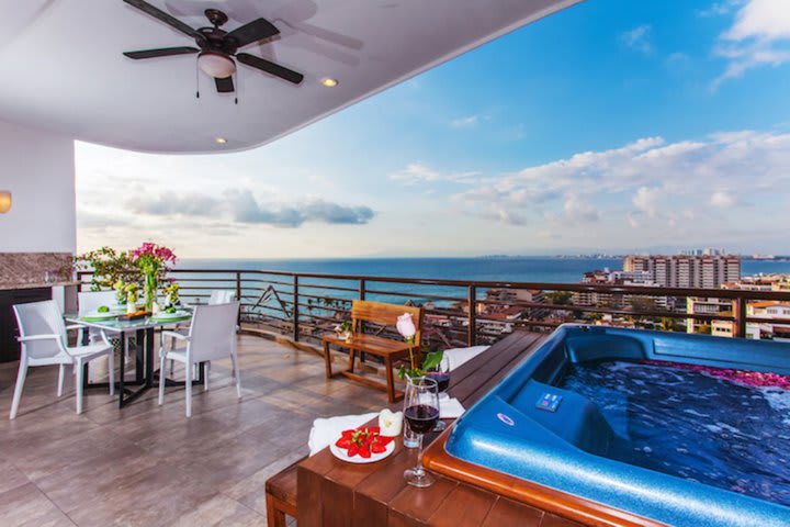 Hay suites con una pequeña piscina en la terraza