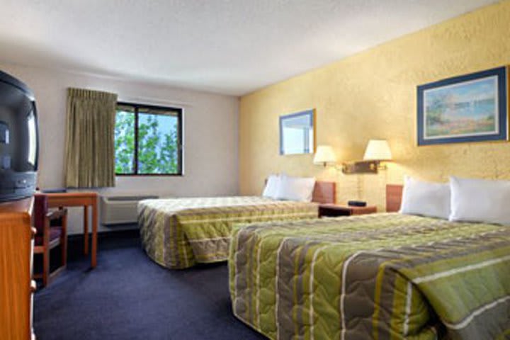 Standard guest room with two double beds at the Baymont Inn & Suites O'Hare in Elk Grove Village