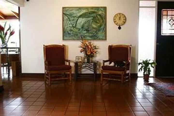 Lobby de la Posada El Quijote Country Inn, hotel en Escazú