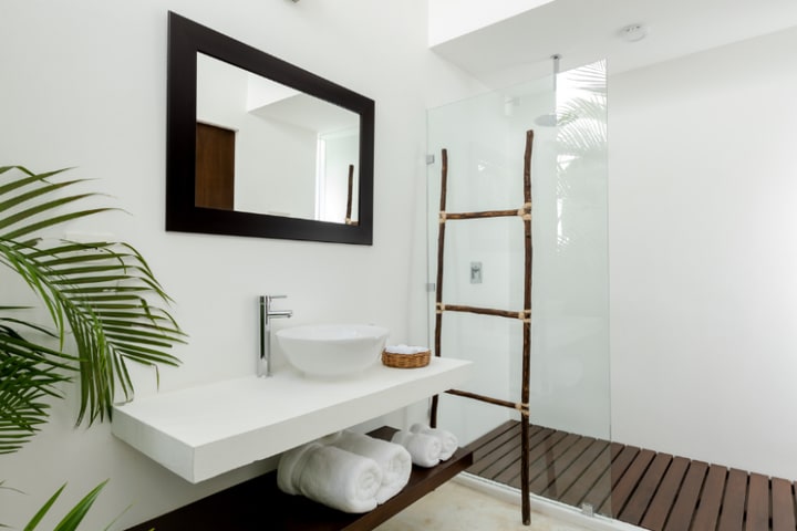 Private bathroom with shower in a king suite