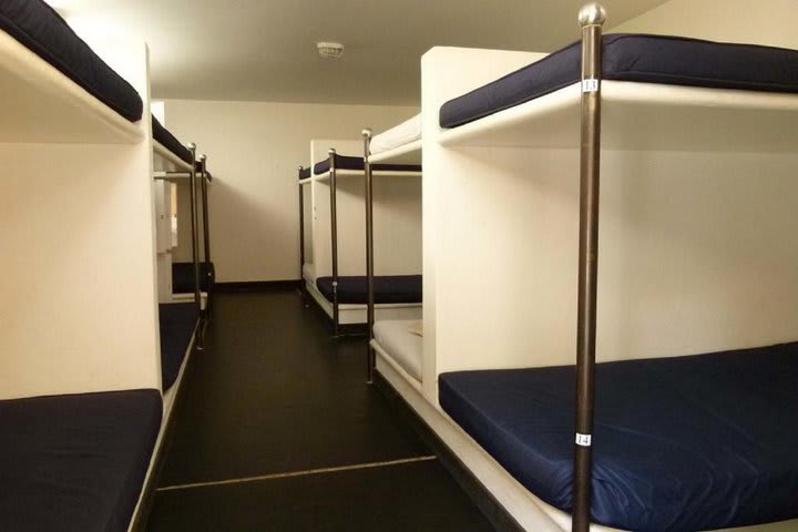 Dormitorio con 14 camas