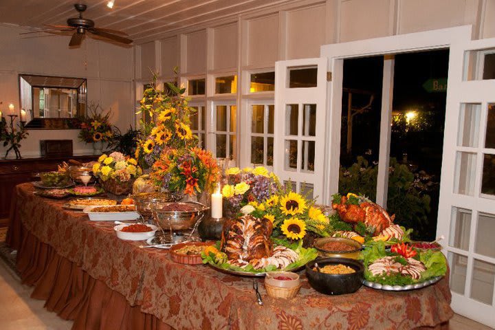 Comida internacional en el restaurante del hotel Panamonte Inn & Spa