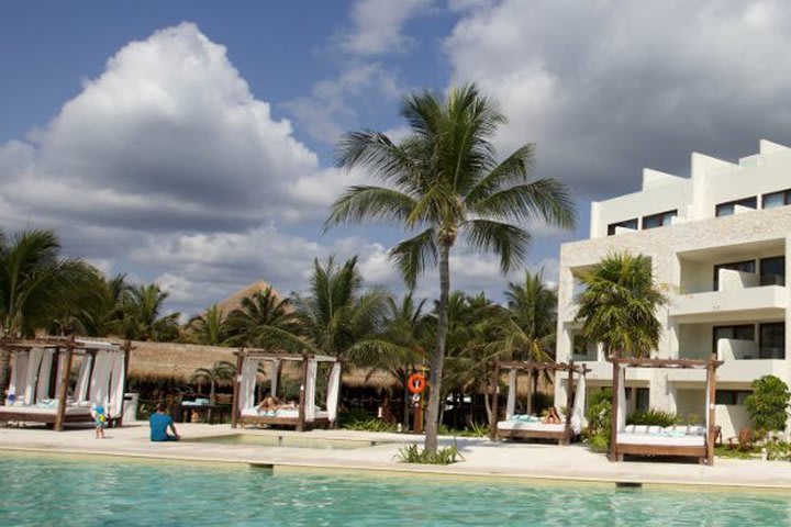 El área de las piscinas tiene cabañas