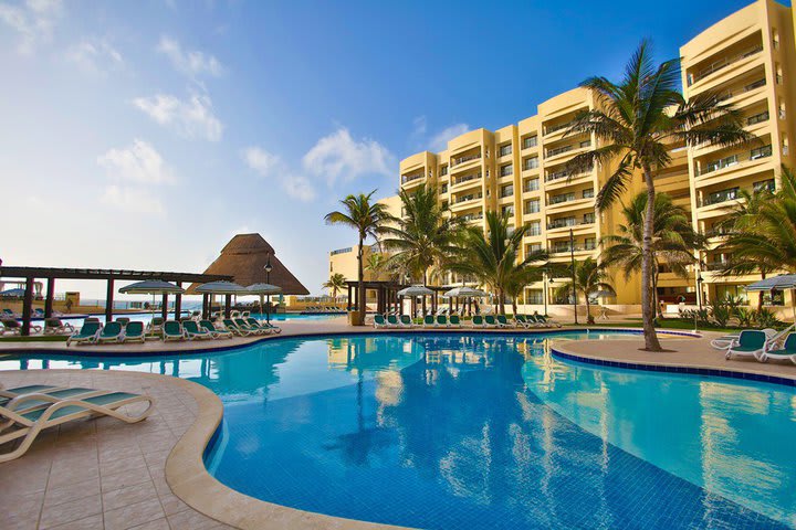 El resort cuenta con tres piscinas