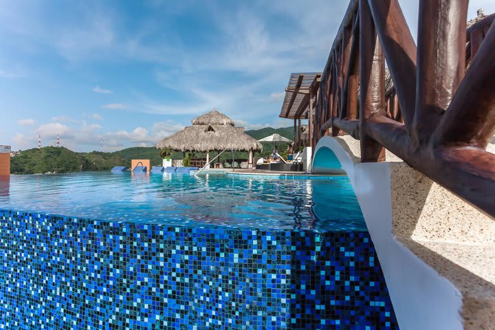 Camas de playa dentro de la piscina