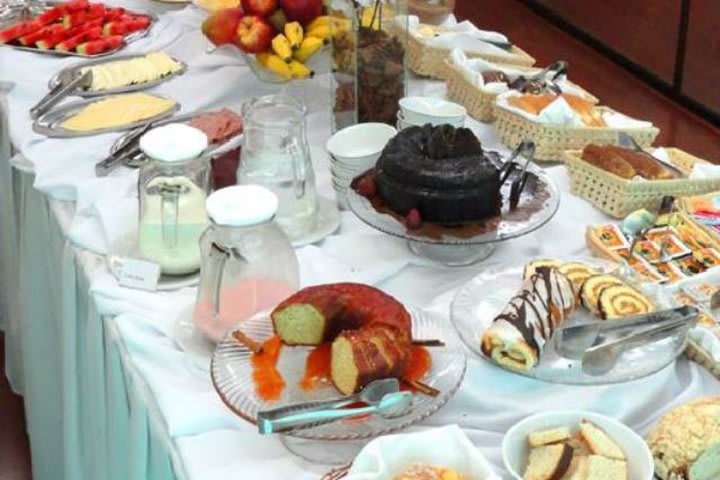 Servicio bufet en el salón de desayunos del Dan Inn Porto Alegre