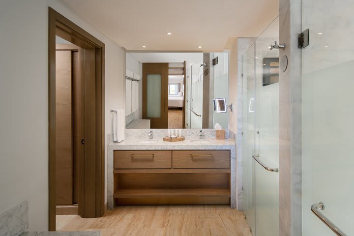 Interior de un baño de una suite