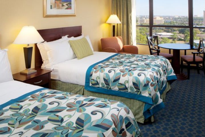 Wyndham Lake Buena Vista has 626 guest rooms