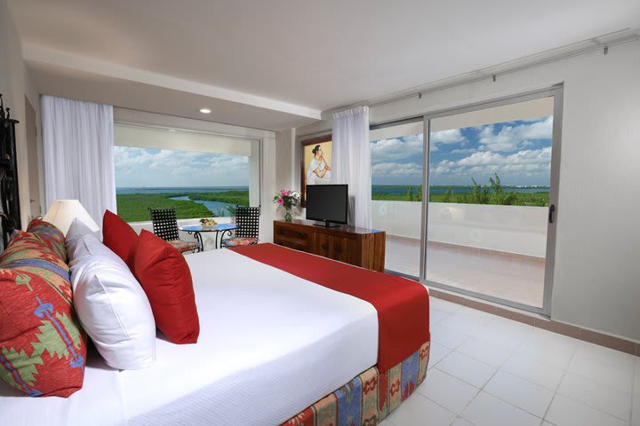 Guest rooms at the Oasis Palm Cancun are equipped with WiFi