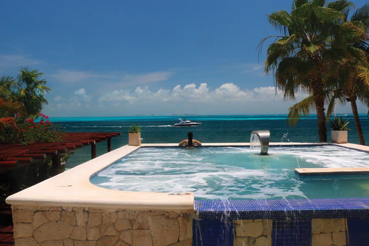 Jacuzzi con vista al mar