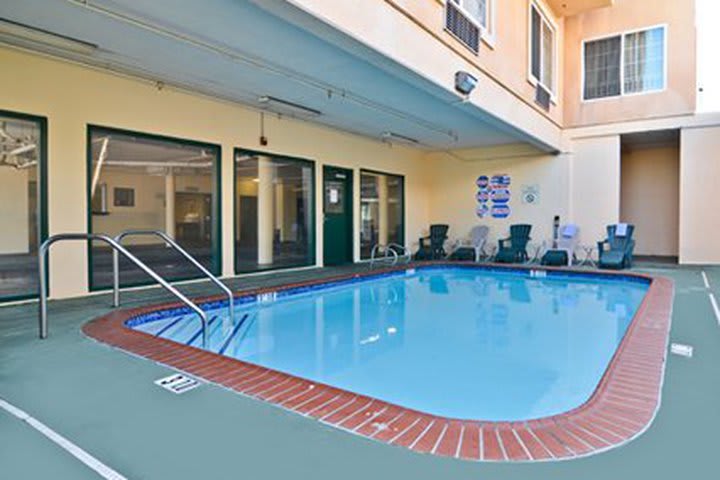 The Comfort Inn & Suites near Universal Studios has a pool