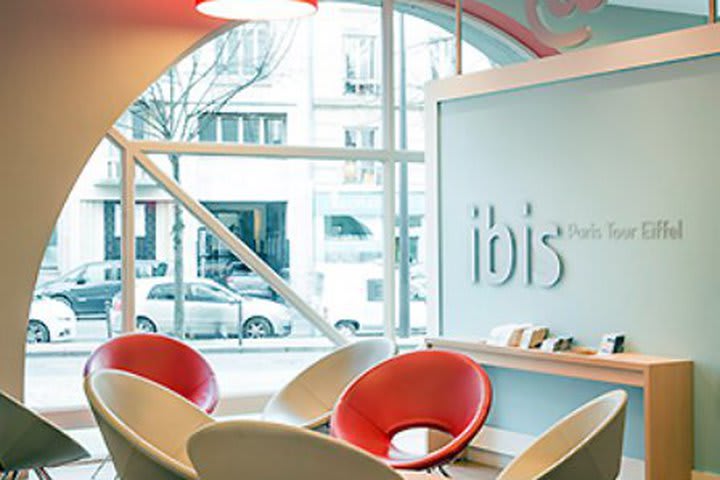 Sitting area in the lobby at Ibis Tour Eiffel Cambronne 15eme, hotel in Paris