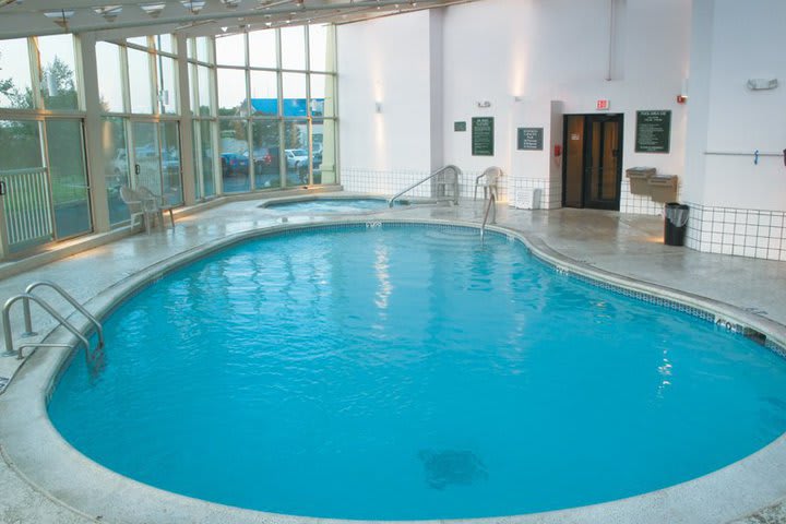 La Quinta Inn & Suites Chicago Gurnee has an indoor pool and Jacuzzi