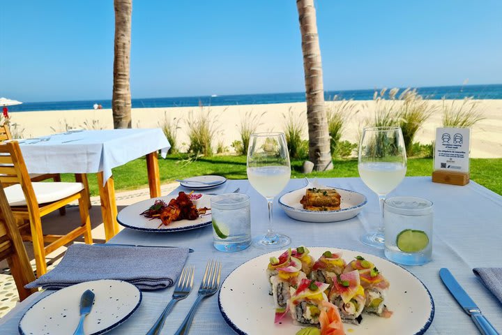 Montaje de una mesa frente a la playa