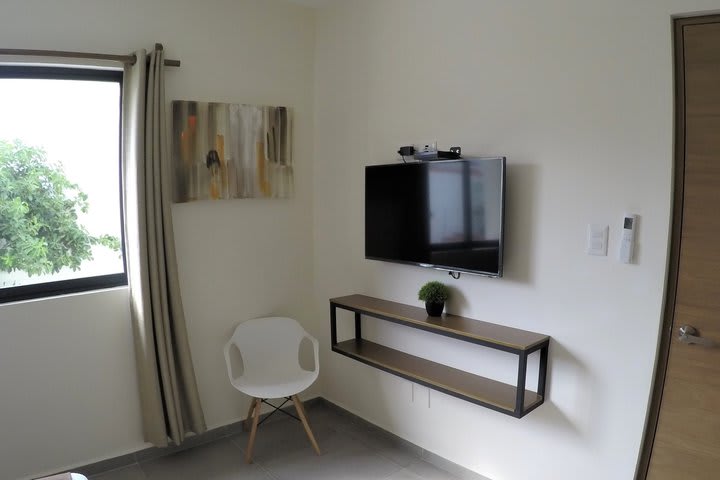 La habitación está equipada con una televisión de pantalla plana