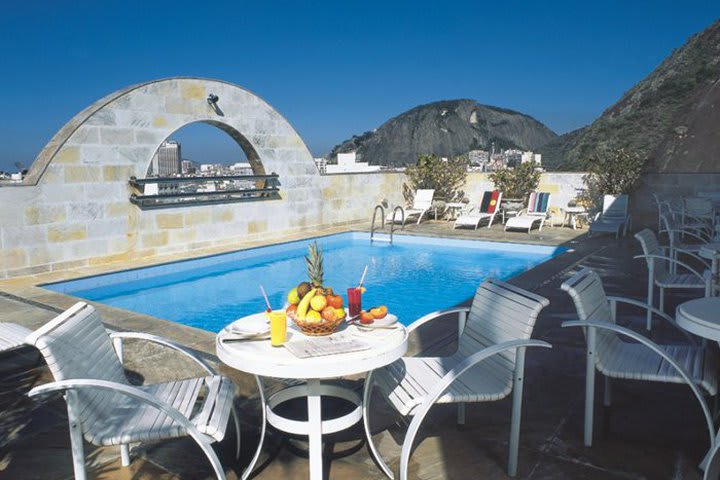 Disfruta de la vista desde la alberca en la terraza del Hotel Mirador Rio