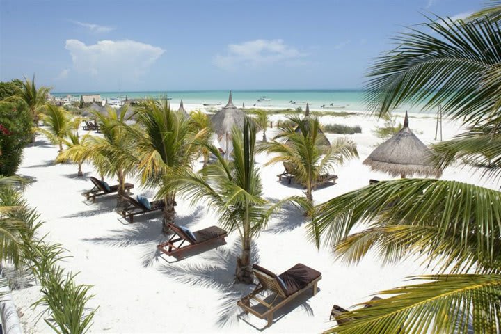 CasaSandra cuenta con camastros en la playa de Holbox